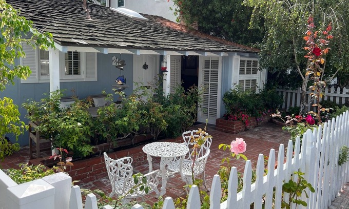 Balboa Island Cottage | Pet-Friendly Balboa Island Cottage with Oceanfront Views