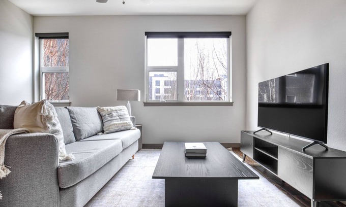 Old Ballard Apartment | Modern Ballard 1BR with Gym & Rooftop Deck, near Shopping