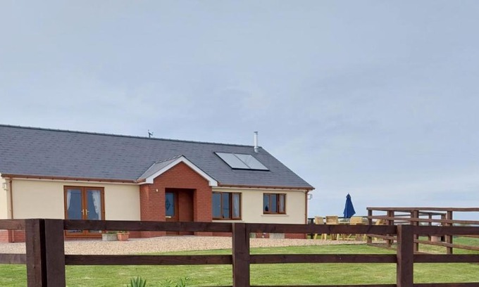 Llangynog House | Idyllic Sunny Bank: Countryside Escape with Hot Tub