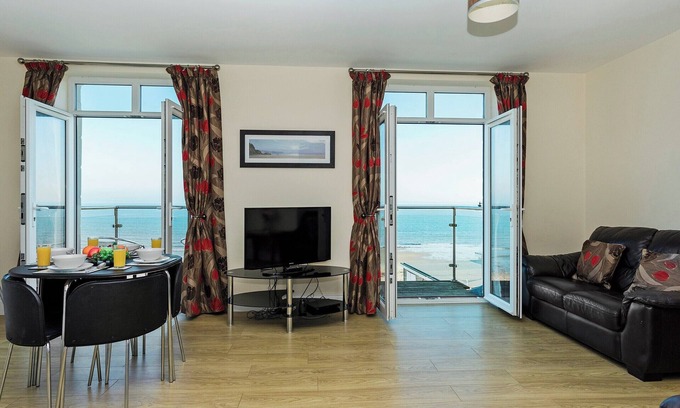 Shanklin Cabin | Prime Beachfront Apartment with Ocean Views and Top Ratings