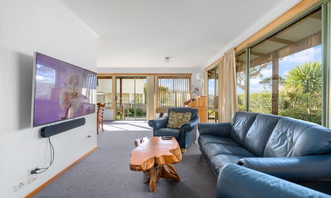Kingston Beach Villa | Oceanfront Sunny Beach Holiday Home - Family Friendly Retreat
