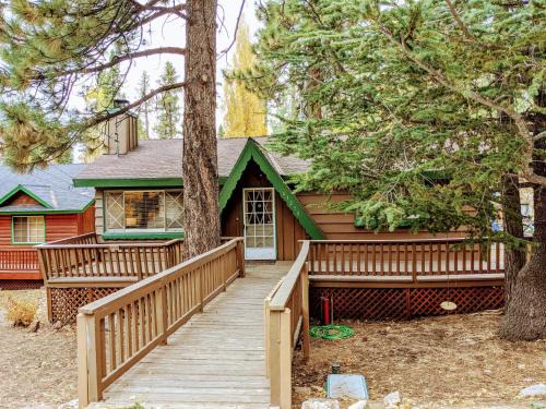 Upper Moonridge House | Eco-Friendly Sunny Bear Cabin Resort for Family Getaways