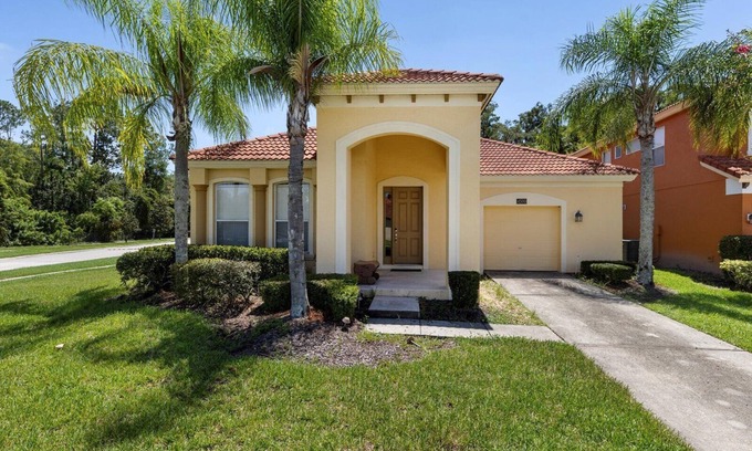 Bellavida House | Relaxing Sunny Bella Vida with Pool and Spa Amenities