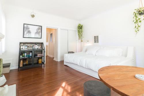 Melrose Apartment | Bright Boho Chic West Hollywood Flat with Family-Friendly Perks