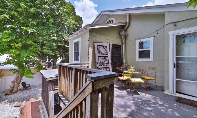 Wallaces New Smyrna House | Unforgettable Stay at Sunny Carriage House on the Canal
