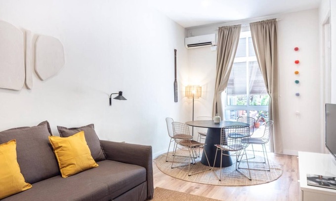L'Antiga Esquerra de l'Eixample Apartment | Inviting Central Apartment with City Oasis & Spa Amenities