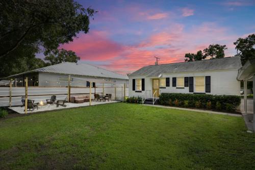Oakford Park House | Sunny Citrus Escape Min to Midtown & Dog-Friendly