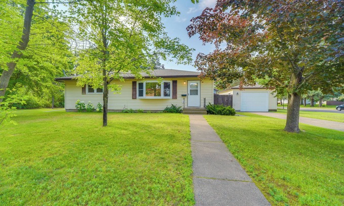 Cloquet House | Bright Cloquet Home with Pool & Spa, Steps to St. Louis River