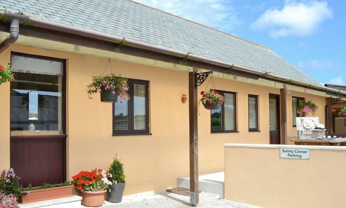St. Keverne Cottage | Sunny Corner Holiday Cottage with Oceanfront Pool Access