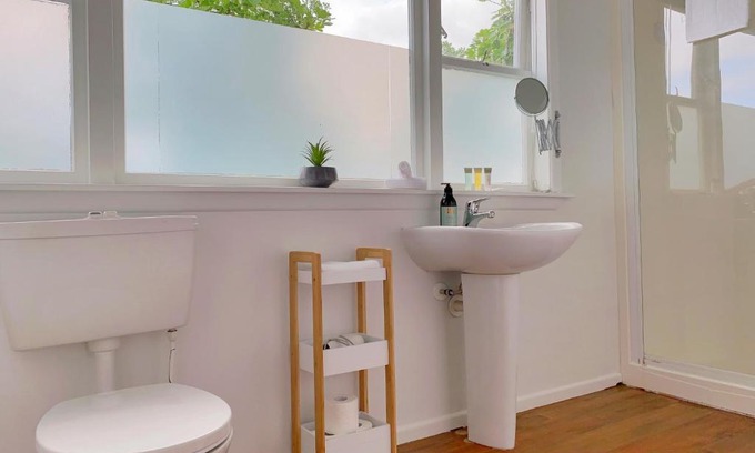 Grey Lynn House | Cozy Oceanfront Retreat near Western Springs, 4-Star Stay