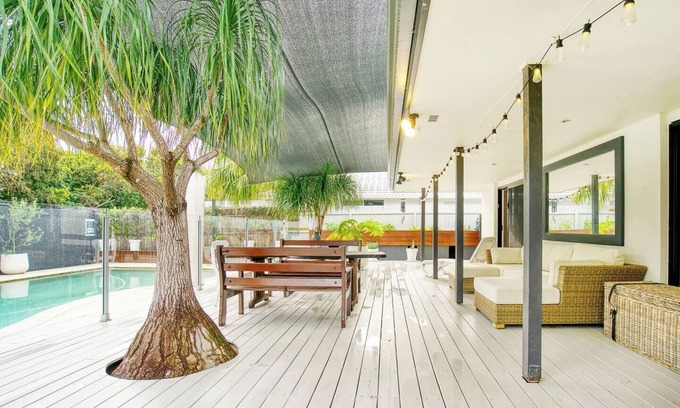Broadbeach Waters Villa | Relaxing Poolside Retreat at Entertainers Oasis Awaits