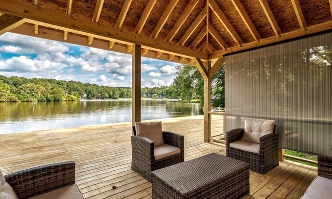 Snellville House | Bright Lake View Rooms at Sunny Deck - Guest Rated 9.4/10