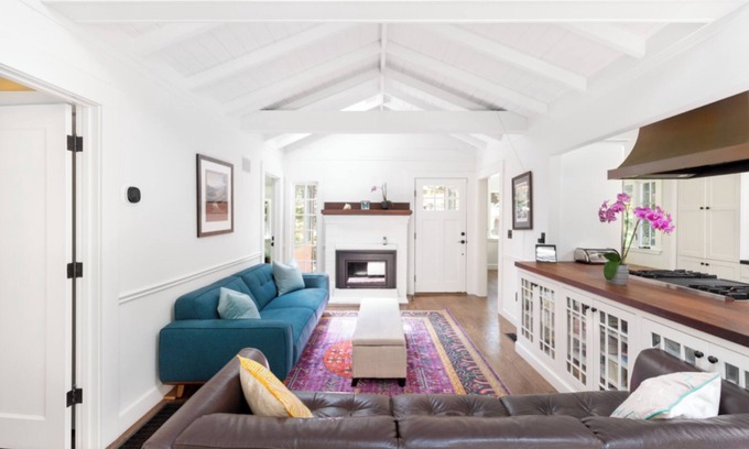 Mill Valley House | Sunlit Family Retreat in Downtown Amidst Majestic Redwoods
