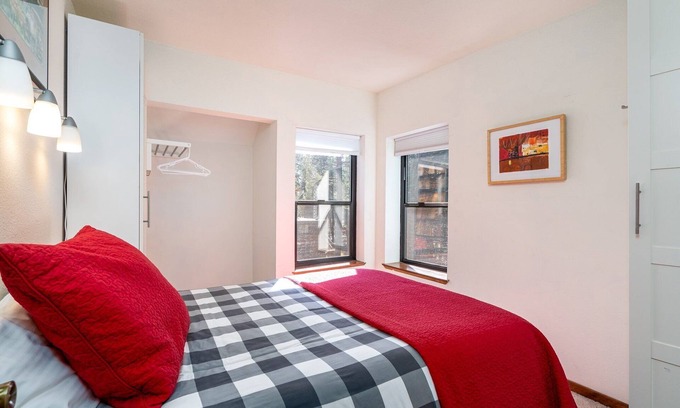 Bear Valley House | Bright Condo Getaway with Kitchen & Breakfast - Tamarack #20