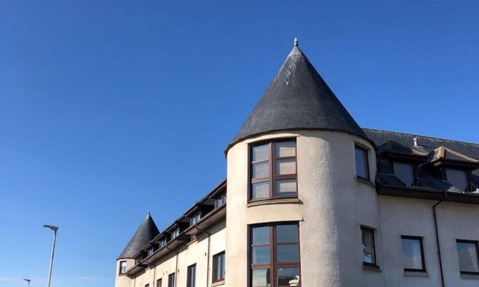 Findhorn Apartment | Sunny First Floor Flat: Steps to the Beach with Ocean View
