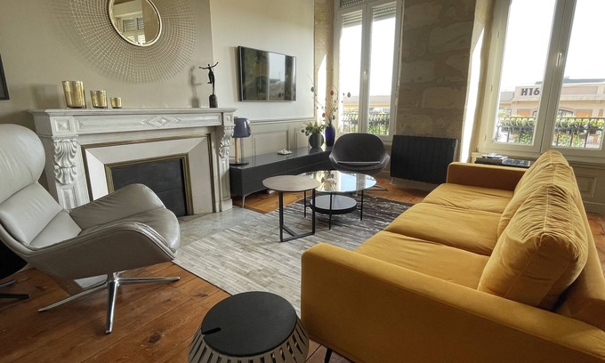 Chartrons Apartment | Sunny Flat with River Views - 10 Minutes to City Centre!
