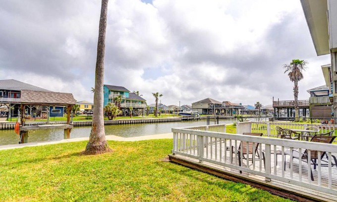 Freeport House | Welcoming Freeport Home on Canal with On-Site Fishing