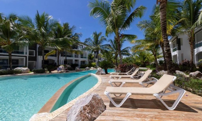 Dominicus Apartment | Sunny Garden: 4-Star Haven with Pool and Breakfast
