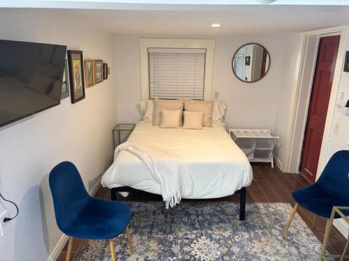 Golden Hill Apartment | Sunny Golden Hill Studio! Fully Stocked - near DT