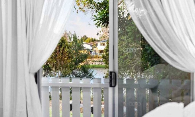 Varsity Lakes House | Coastal Retreat at Sunny Hampton's on Lake with Breakfast