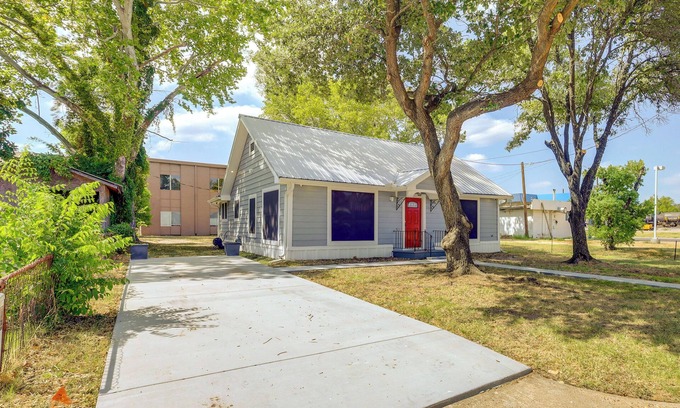 Hearne House | Ideal Hearne Home: Pet-Friendly with Spa & Breakfast!