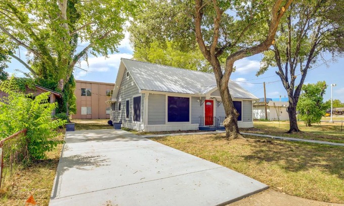 Hearne House | Bright Hearne Home Near Universities - Ideal for Families!