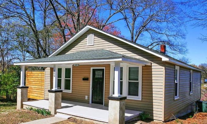 Lincolnton House | Pet-Friendly Sunny Hill Cottage in Lincolnton's Heart