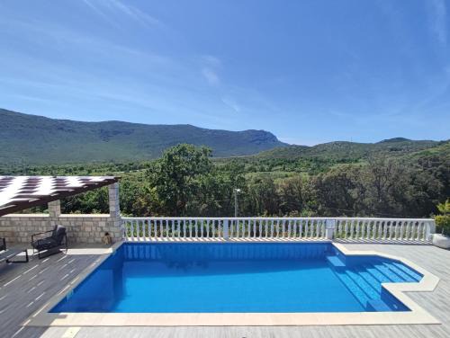 Ston Villa | Unwind at Sunny Hill: Oceanfront Bliss with Pool Access