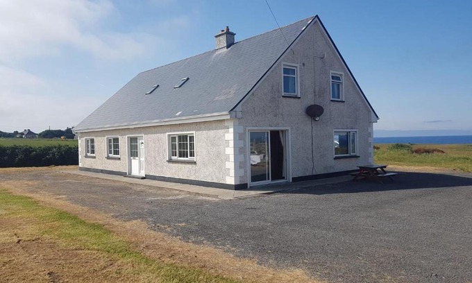Ballycastle House | Sunny Hill: Family-Friendly Retreat with Breakfast Included
