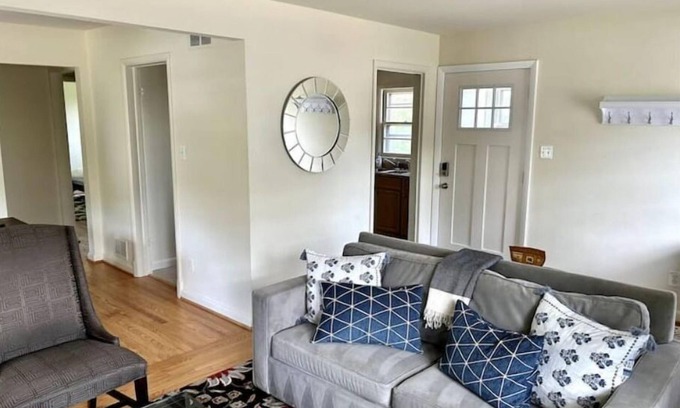 Cherrydale Apartment | Top-Rated Sunny Hilltop 2-BR in Arlington with Kitchen