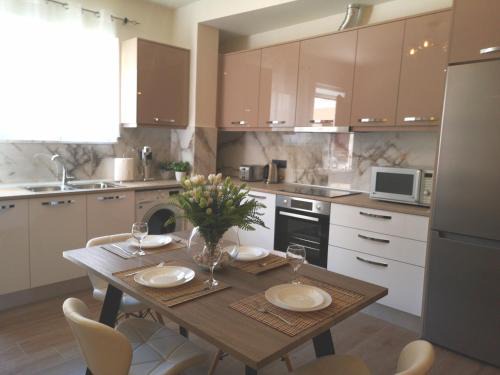 Petaloudes Apartment | Child-Friendly Sunny Holidays Apartment - Guest Rated 10/10