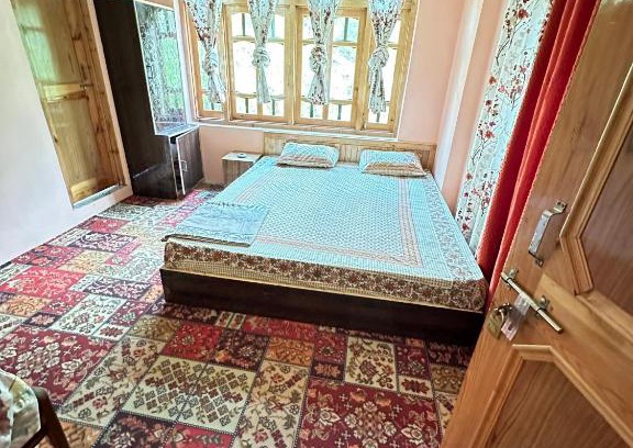 Sangla House | Cozy Sunny Homestay: Family and Pet-Friendly Retreat