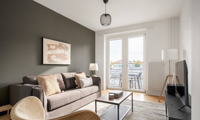Horgen District Apartment | Bright Sunny Horgen: Pet-Friendly 2.5 Room Near Market