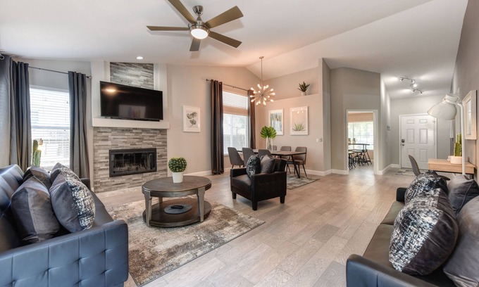 Southwestern Sacramento House | Sunny House: Pet-Friendly Retreat Near Downtown and Zoo