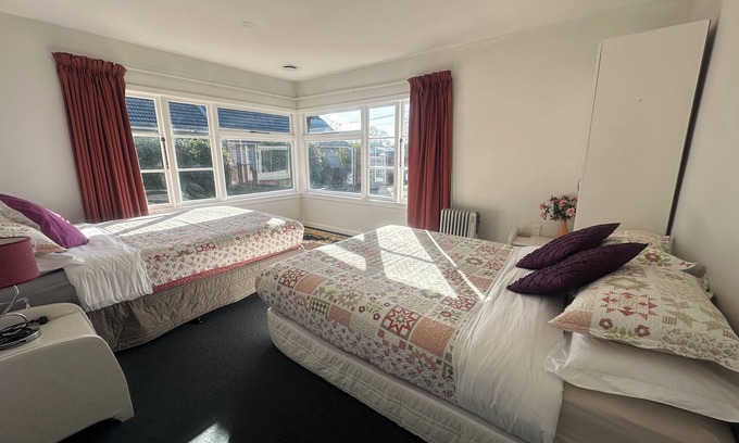 Burnside House | Sunny House: 5 Bedrooms, Hot Tub & Family-Friendly Fun