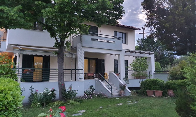 Nea Propontida Cottage | Sunny Inside Out: Pet-Friendly Haven with Breakfast Included
