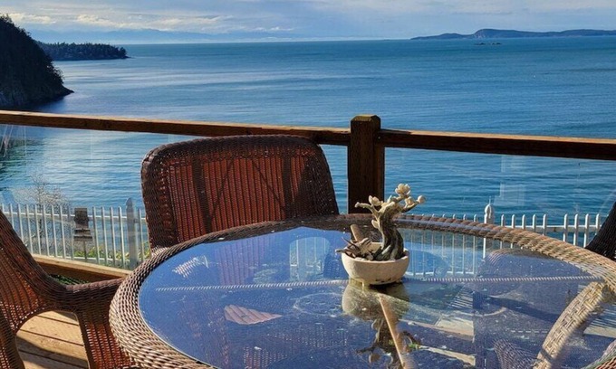 Anacortes Apartment | Seaside Retreat with Cliff Views and Family-Friendly Amenities