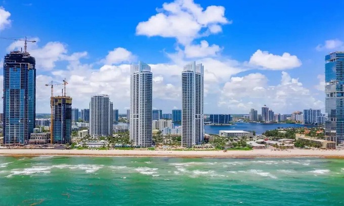 Sunny Isles Beach House | Beachfront Resort in Sunny Isles Miami with Ocean View & Spa