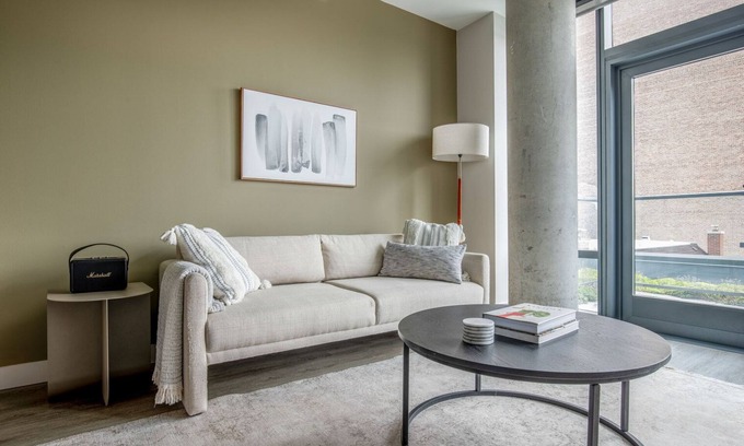 Lake View East Apartment | Inviting Lakeview 1BR with Rooftop & Gym near Lincoln Park