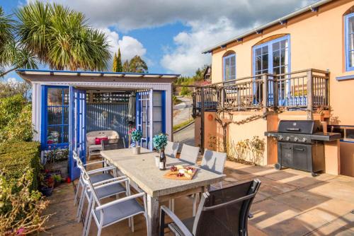 Kelvin Heights House | Relax at Sunny Lakeview Villa - 4-Star, Family-Friendly Retreat