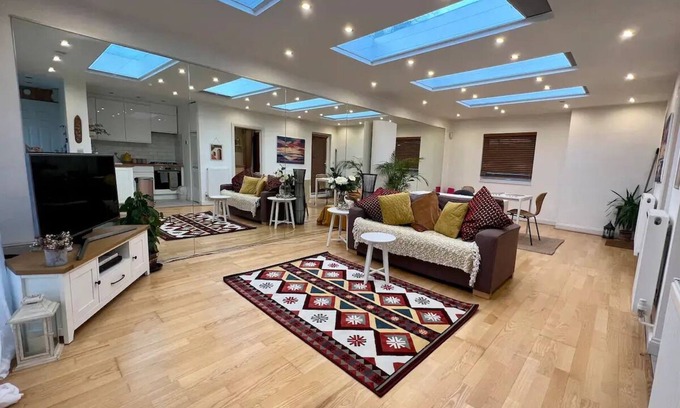 Seven Sisters Apartment | Inviting London Garden Apartment with Spa and Breakfast