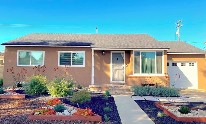 Los Altos House | Relax at Sunny Los Altos Bungalow with Oceanfront Pool