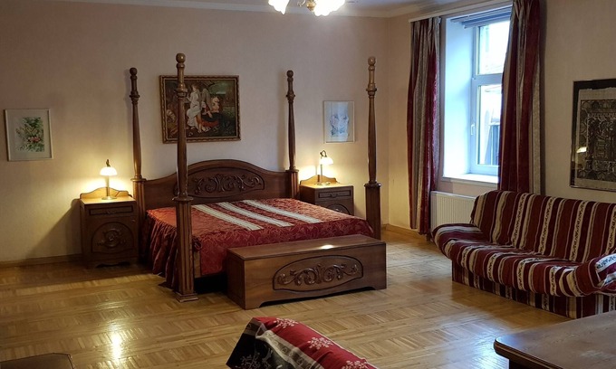 Centrs Apartment | Sunny Lounge Grand Apartment: Family-Friendly with Spa & Hot Tub