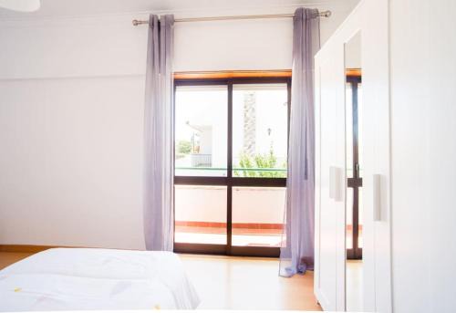 Charneca de Caparica e Sobreda Apartment | Sunny Marisol T2: Guest Rated 10/10 with Pool & Breakfast