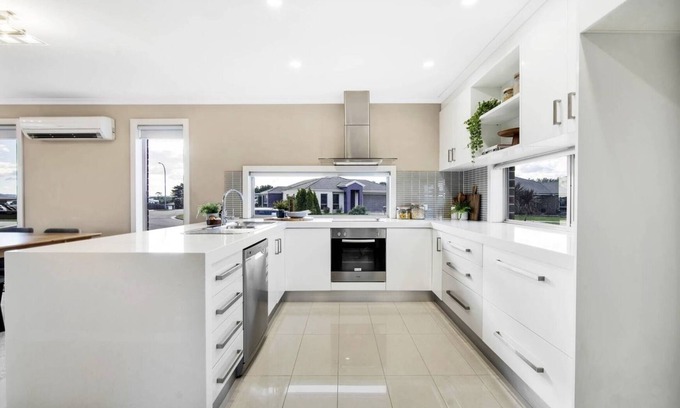 Newnham House | Bright 3 Bedroom Townhouse with Spa and Hot Tub Amenities