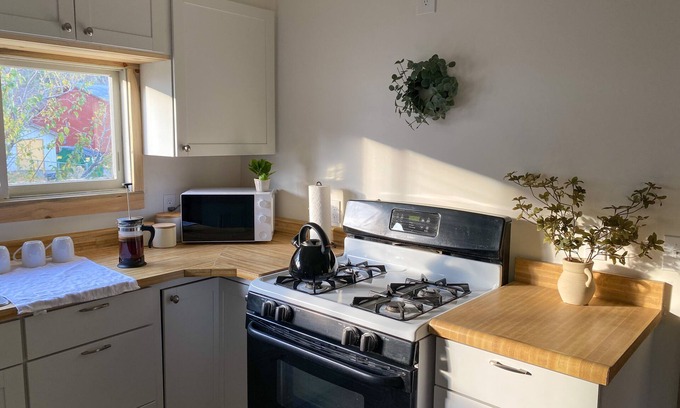 Lewis Cottage | Pet-Friendly Sunny Modern Cottage by the River - Guest Rated 9.8