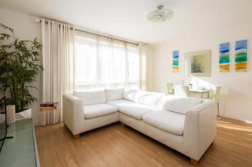 East Wittering Apartment | Modern Beachside Retreat with Pet-Friendly Amenities