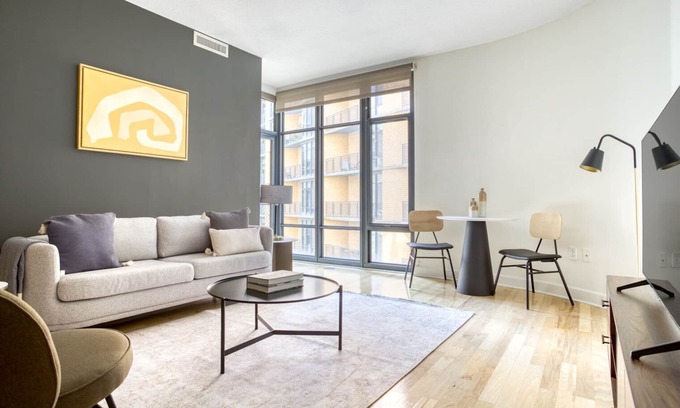 Mount Vernon Triangle Apartment | Inviting Mount Vernon 1BR with Pool & Gym near Chinatown
