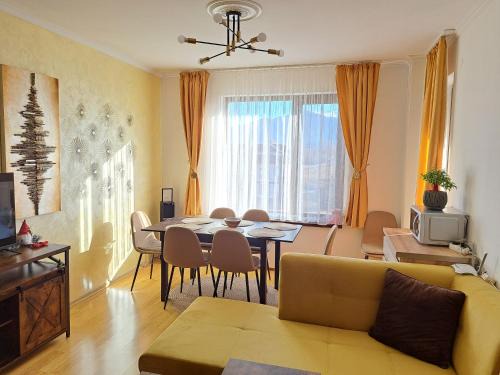 Razlog Apartment | Sunny Mountain View apartment