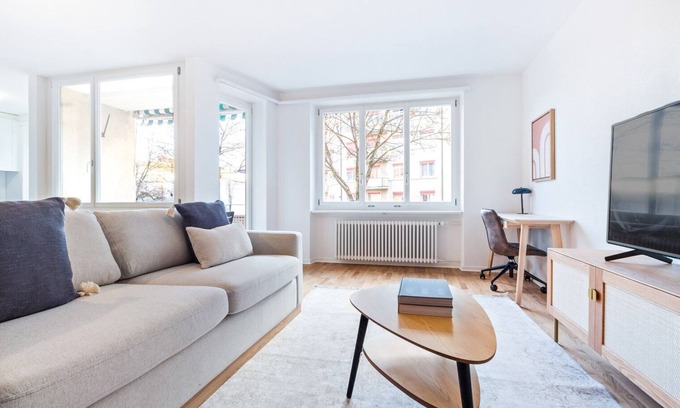 Oerlikon Apartment | Sunny Oerlikon 3.5 Room with Balcony, Steps from Train